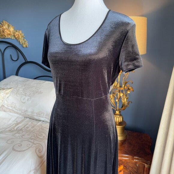 90s Vintage Black Velvet Maxi Dress - Picture 6 of 16
